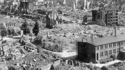 Unter dem Codenamen "Operation Gomorrha" starteten Briten und US-Amerikaner in der Nacht vom 24. auf den 25. Juli 1943 eine Reihe von schweren Luftangriffen auf Hamburg. Ein Bild der Zerstörung. / © N.N. (dpa)