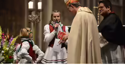 Unter den Gaben ist auch ein kölsches Gebetbuch mit dem Titel "Dem Här zo Ihre". / © Tomasetti (DR)