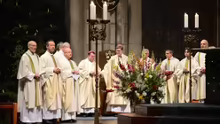 Unter den Geistlichen ist an diesem Morgen auch der Erzbischof von Moskau, Paolo Pezzi (links von Kardinal Woelki). / &copy; Beatrice Tomasetti (DR)