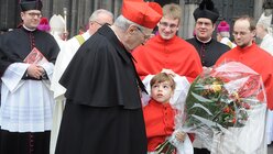 Unter den Gratulanten beim 80. Geburtstag von Kardinal Meisner waren auch Dommessdiener: hier Luis Flock. (DR)