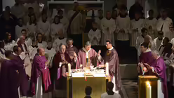 Unter den Konzelebranten sind auch Pfarrer Bernd Kemmerling, kommissarischer Stadtdechant in der Interimszeit, und der K&ouml;lner Dompropst Bachner. / &copy; Tomasetti (DR)