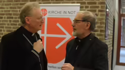 Unter den vielen teilnehmenden Priestern ist Pater Rudolf Grill aus Vallendar (rechts), der Pater Werenfried seit 1954 kannte / &copy; Beatrice Tomasetti (DR)