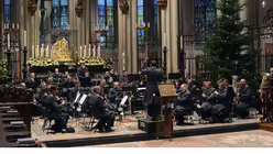 Unter der Leitung von Oberstleutnant Christoph Scheibling spielt das Musikkorps der Bundeswehr. / © Beatrice Tomasetti (DR)