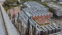 Unterschiedliche Baustile in friedlicher Koexistenz: Gotik trifft auf Moderne. / © Beatrice Tomasetti (DR)