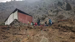 Unwegsames Gelände führt zu den Wellblechbaracken der Armen.  / © Mateusz Rdzanek (privat)