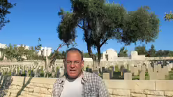 Baum-Experte Jakov Schkolnik vor einem Lorbeerbaum (dpa)