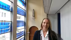 Ursula M&uuml;ller-Huntemann neben Statue der Hl. Ursula / &copy; Witte (DR)