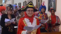 Ute Dombrowski, Amazone der Großen Bensberger Karnevalsgesellschaft, gefällt die besondere Mischung dieses karnevalistischen Wortgottesdienstes / © Beatrice Tomasetti (DR)