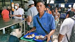 Venezolanische Flüchtlinge bei der Mittagessensausgabe in der Casa de Paso Divina Providencia (Adveniat)