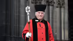 Verteidigt die Würde des Domes: Hans-Jochen Henk mit Domschweizerhut und Kapitelsstab. / © Tomasetti (DR)