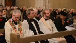 Vertreter der ACK feiern den Wortgottesdienst von den ersten Bankreihen aus mit. / &copy; Tomasetti (DR)