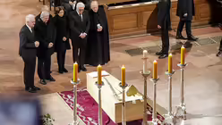 Vertreter der Bundesregierung verneigen sich vor dem Sarg / &copy; Boris Roessler (dpa)
