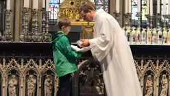 Viel Arbeit investiert Burkhard Hofer in die Erstkommunionvorbereitung. / &copy; Tomasetti (DR)