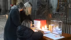 Viele Dombesucher nutzen an diesem Tag die M&ouml;glichkeit, eine F&uuml;rbitte in die eigens daf&uuml;r aufgestellte "Worry-Box" zu werfen / &copy; Beatrice Tomasetti (DR)