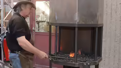 Viele Eisen im Feuer hat dieser Schmied / © Beatrice Tomasetti (DR)