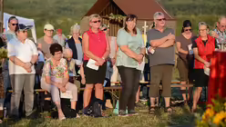 Viele kommen mit dem Fahrrad oder pilgern sogar zu Fuß zur Messe auf den Papsthügel. / © Beatrice Tomasetti (DR)