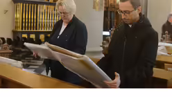 Viele Menschen suchten beim Benefiz-Flohmarkt nach einem persönlichen Andenken an Kardinal Meisner. / © Tomasetti (DR)