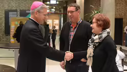 Viele Paare bedanken sich bei Weihbischof Schwaderlapp f&uuml;r die Impulse an diesem Tag und auch die Gelegenheit zum Austausch untereinander. / &copy; Tomasetti (DR)