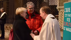 Viele Paare nutzen nach dem Wortgottesdienst das Angebot zu einem pers&ouml;nlichen Zwiegespr&auml;ch mit einem der Seelsorger / &copy; Beatrice Tomasetti (DR)