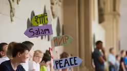 Viele Sprachen kennen Friede / © Rolf Vennenbernd (dpa)