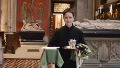 Viele Wege zwischen Sakristei und den Altären legt Judith Maurer im Laufe eines Morgens zurück. / © Beatrice Tomasetti (DR)