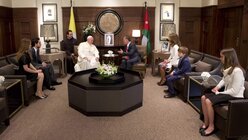 Papst Franziskus spricht mit der königlichen Familie (dpa)