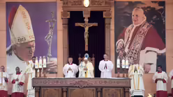 Papst Franziskus feiert die Hl. Messe in Amman  (dpa)