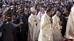 Papst Franziskus bei der Messe im Stadion von Amman  (dpa)