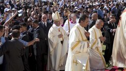 Papst Franziskus bei der Messe im Stadion von Amman  (dpa)