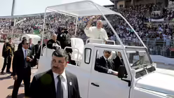 Papst Franziskus bei der Heiligen Messe in Amman  (dpa)