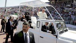 Papst Franziskus bei der Heiligen Messe in Amman  (dpa)