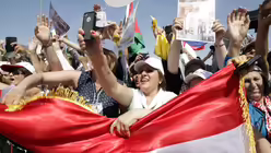 Begeisterter Empfang für Papst Franziskus  (dpa)