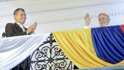 Präsident Correa applaudiert dem Papst (dpa)