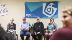 V.l.n.r.: Rebekka Biesenbach, Geistliche Bundesleiterin der Katholischen jungen Gemeinde (KjG), Matthias Katsch, Sprecher der Initiative "Eckiger Tisch", Karl Haucke, Sprecher des Betroffenenbeirats des Erzbistums K&ouml;ln, und Julia Niedermayer, Bundesleiter / &copy; Julia Steinbrecht (KNA)