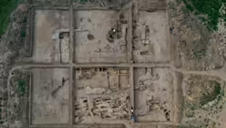 Vogelperspektive der Ausgrabungen bei Helfta / &copy; Ronny Hartmann (dpa)