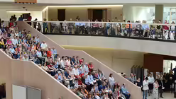 Volle R&auml;nge bis sprichw&ouml;rtlich unters Dach gibt es beim ND-Jubil&auml;umskongress im Erzbisch&ouml;flichen Berufskolleg an der Berrenrather Stra&szlig;e / &copy; Beatrice Tomasetti (DR)