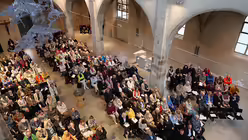 Volles Haus in der Kirche und Kunststation St. Peter. / © Ralf Müller-Knöchelmann (DR)