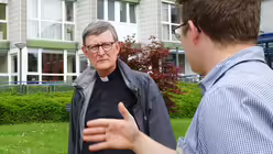 Vor dem Altenheim St. Elisabeth h&ouml;rte Kardinal Woelki betroffen zu, als Gemeindemitglied und "Helfer der ersten Stunde" Simon Kierdorf von den dramatischen Szenen der Evakuierung in der Nacht von Mittwoch auf Donnerstag berichtete / &copy; Kathrin Becker (Kirchenzeitung Koeln)