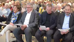 Vor dem Austausch &uuml;ber christliche Kultur nehmen alle G&auml;ste in der Innenstadtkirche St. Peter am Morgenimpuls teil. / &copy; Beatrice Tomasetti (DR)