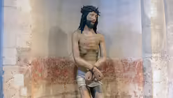 Vor dem Schmerzensmann z&uuml;nden viele Besucher eine Kerze an. / &copy; Beatrice Tomsetti (DR)