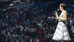 Vor vollen R&auml;ngen f&uuml;hrte Moderatorin Melanie Wielens souver&auml;n durchs Programm / &copy; Beatrice Tomasetti  (DR)