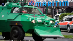 R&auml;umpanzer vor dem Hotel Maritim / &copy; Marius Becker (dpa)