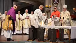 Während der Chrisam-Messe werden die Öle geweiht.  / © Beatrice Tomasetti  (DR)