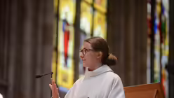 W&auml;hrend der Pandemie hat Anna Goeke manchmal mit kleinen Gesangsformationen vom Chorpodest aus gesungen. / &copy; Beatrice Tomasetti (DR)