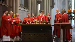 W&auml;hrend des Hochgebets am Vierungsaltar / &copy; Beatrice Tomasetti (DR)