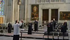 Während des Lockdowns traten die Sänger nur in begrenzter Zahl und stets mit großem Abstand zueinander auf. / © Beatrice Tomasetti (DR)