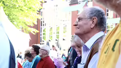 Während die Band Patchwork auf der Bühne spielt, versammeln sich die Zuschauer.  / © Melanie Trimborn (DR)