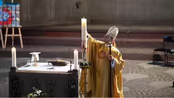 Wallfahrtser&ouml;ffnung in Neviges: Weihbischof Schwaderlapp entz&uuml;ndet die Wallfahrtskerze / &copy; Ottersbach (DR)