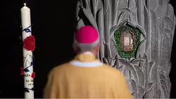 Wallfahrtseröffnung in Neviges: Weihbischof Schwaderlapp vor dem Marienbild / © Ottersbach (DR)