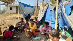 Wanderarbeiter und ihre Familien auf dem Weg in ihre Heimatdörfer. (BONO)